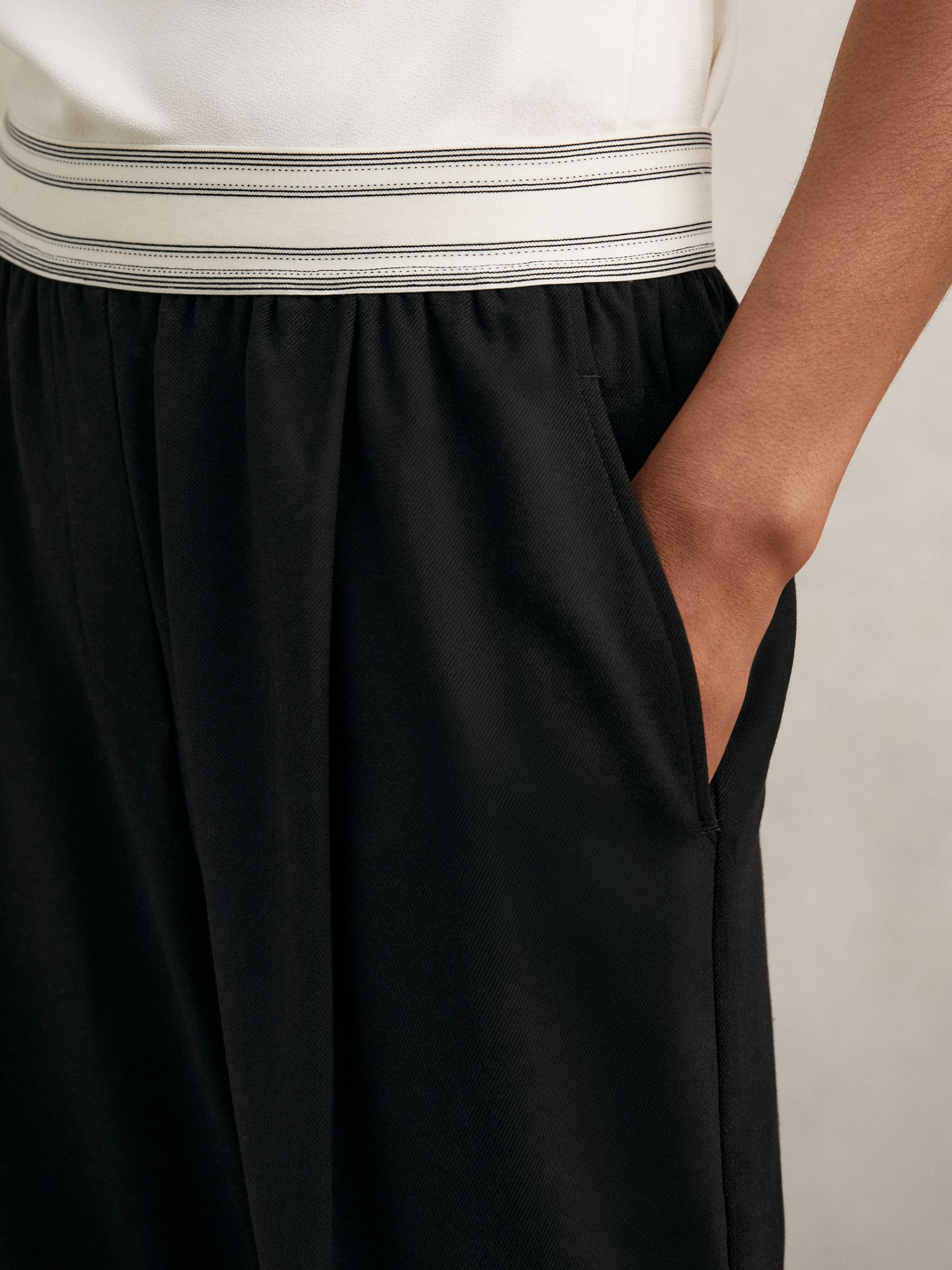 Wide-Leg Contrast-Waistband Trousers in Black