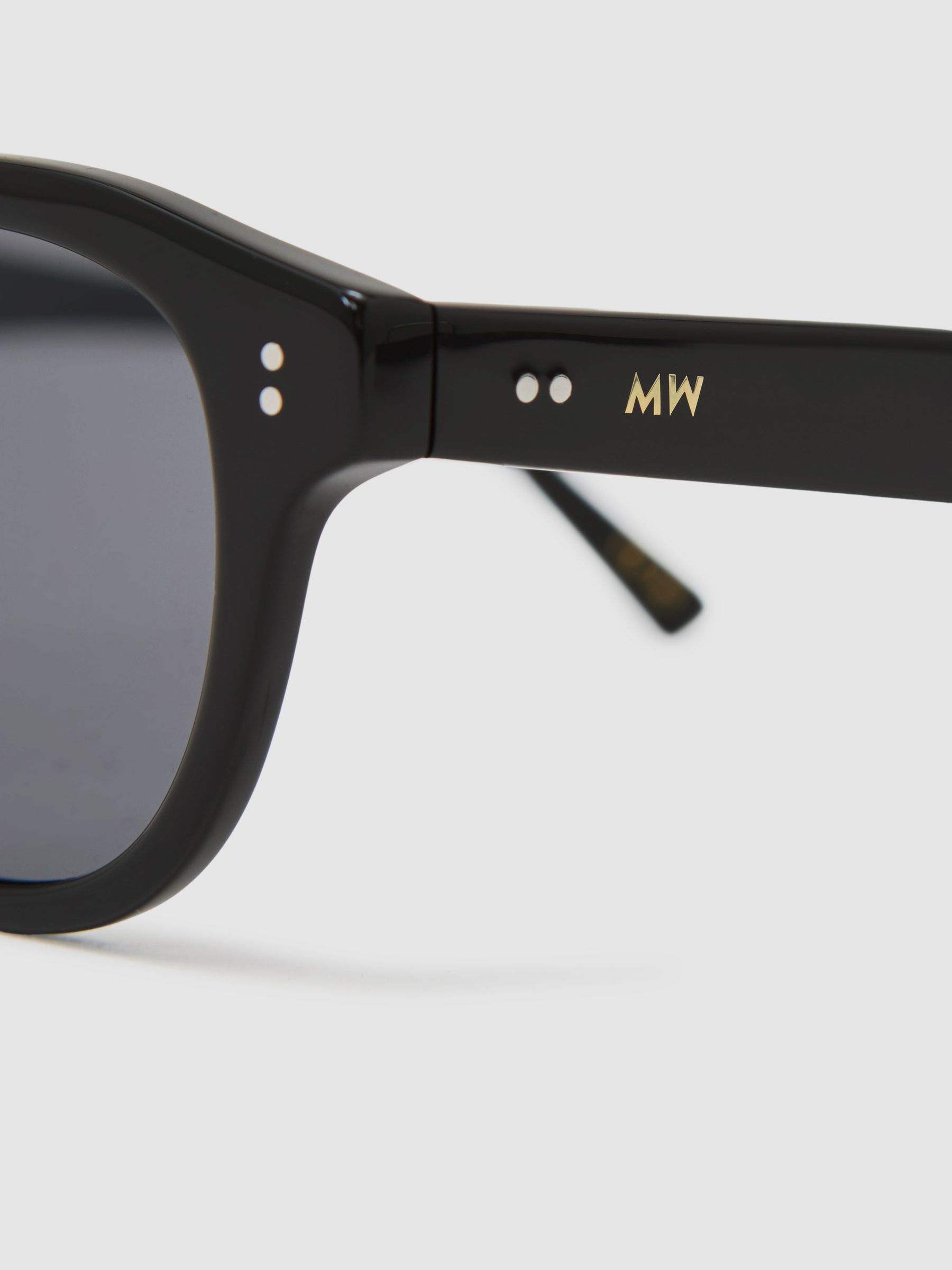 MESSYWEEKEND Bille Sunglasses in Grey
