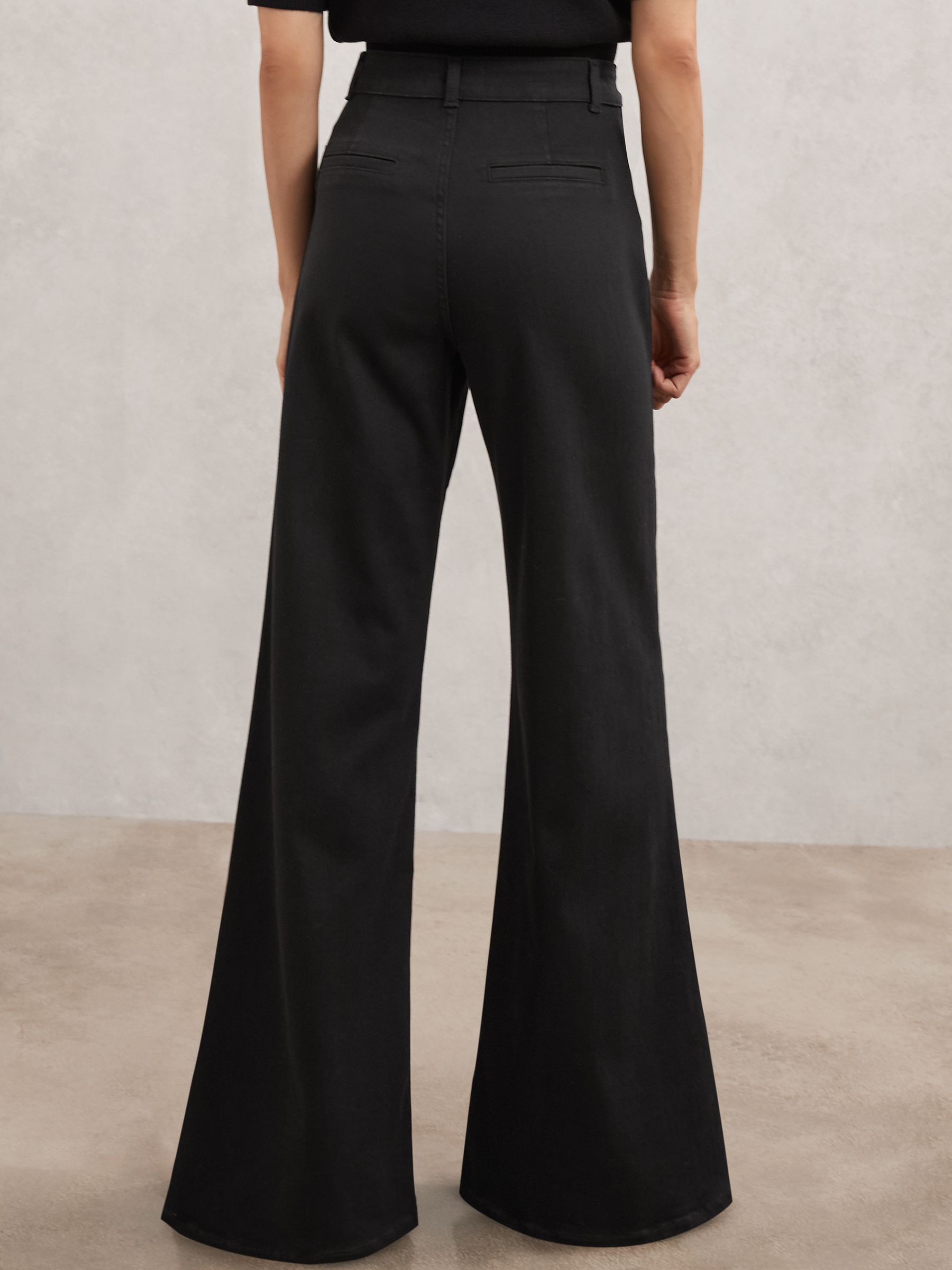 Flared Pocket-Detail Jeans in Black