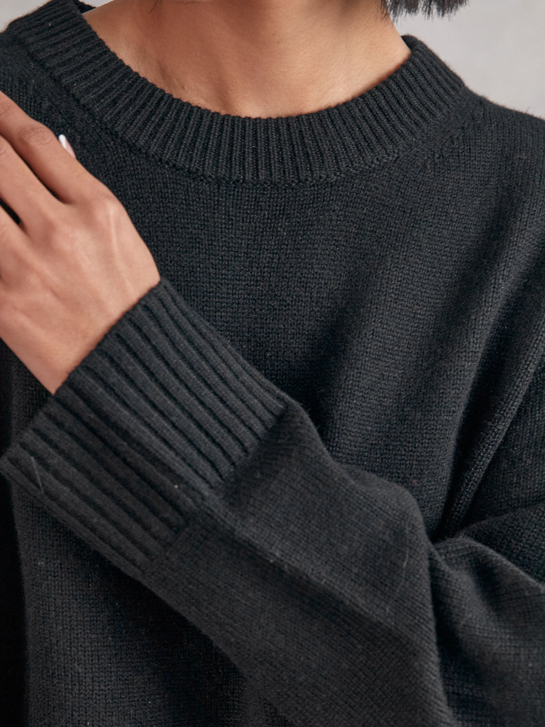 Wool-Cashmere Crew-Neck Jumper in Black