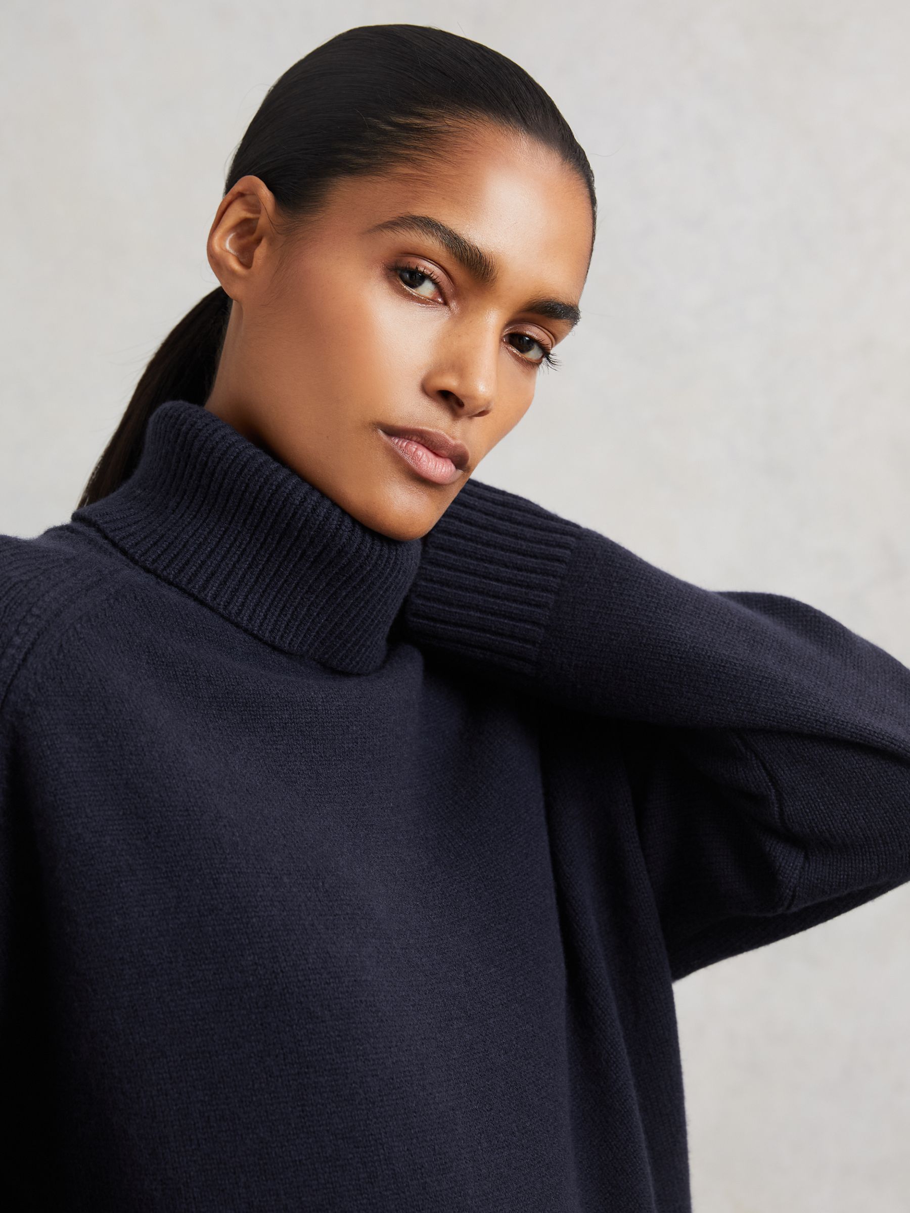 Wool-Cashmere Roll-Neck Jumper in Navy