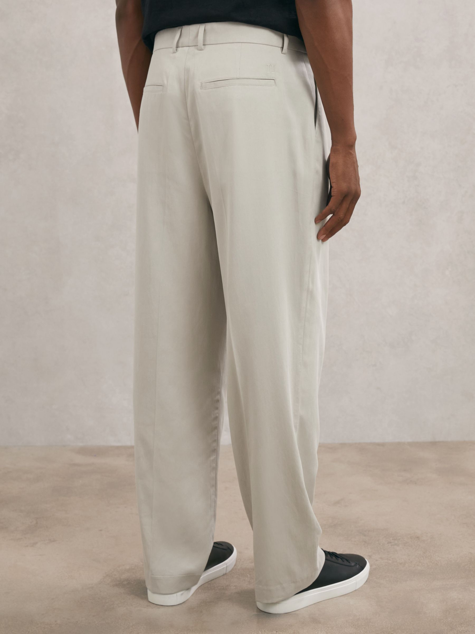 Les Deux Pleat-Front Twill Suit Trousers in Light Sand
