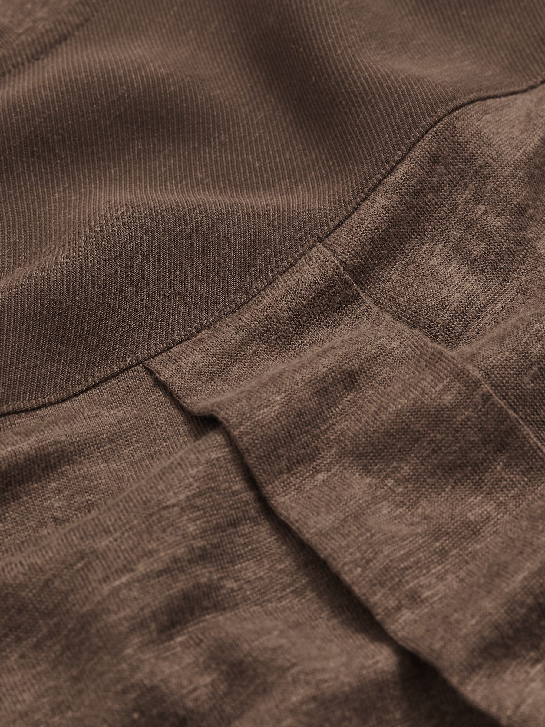 Linen V-Neck T-Shirt in Brown