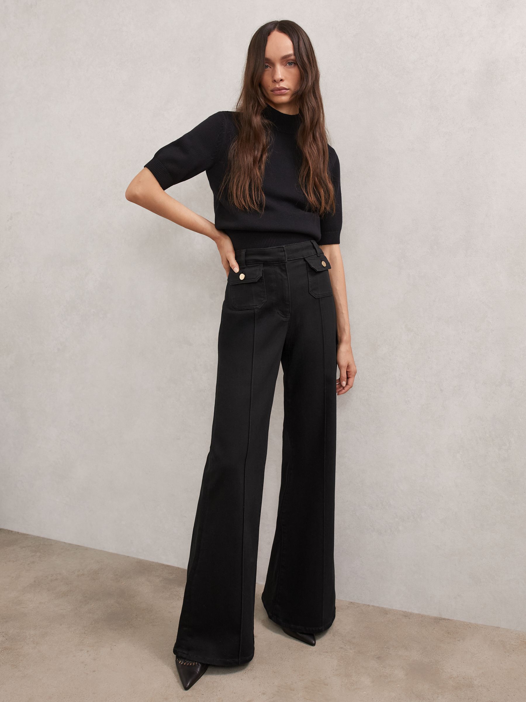 Flared Pocket-Detail Jeans in Black